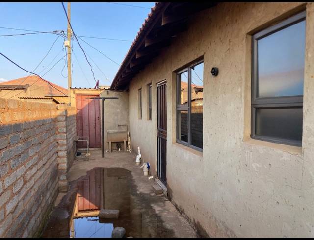 6 BEDROOM HOUSE FOR SALE IN MOLELEKI